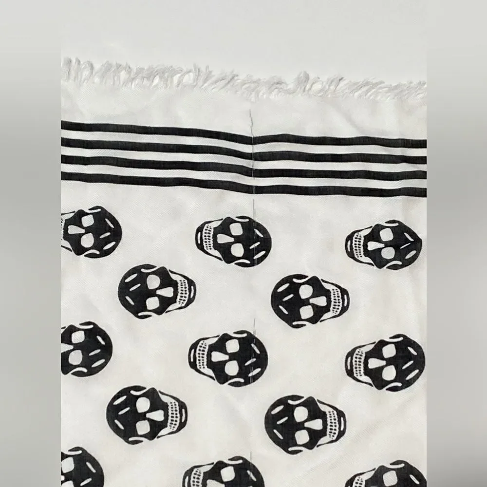 Alexander McQueen scarf in fabric with Skull print